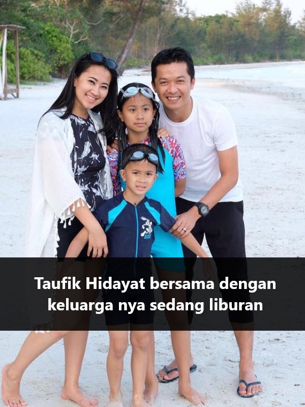 Taufik Hidayat bersama Keluarganya